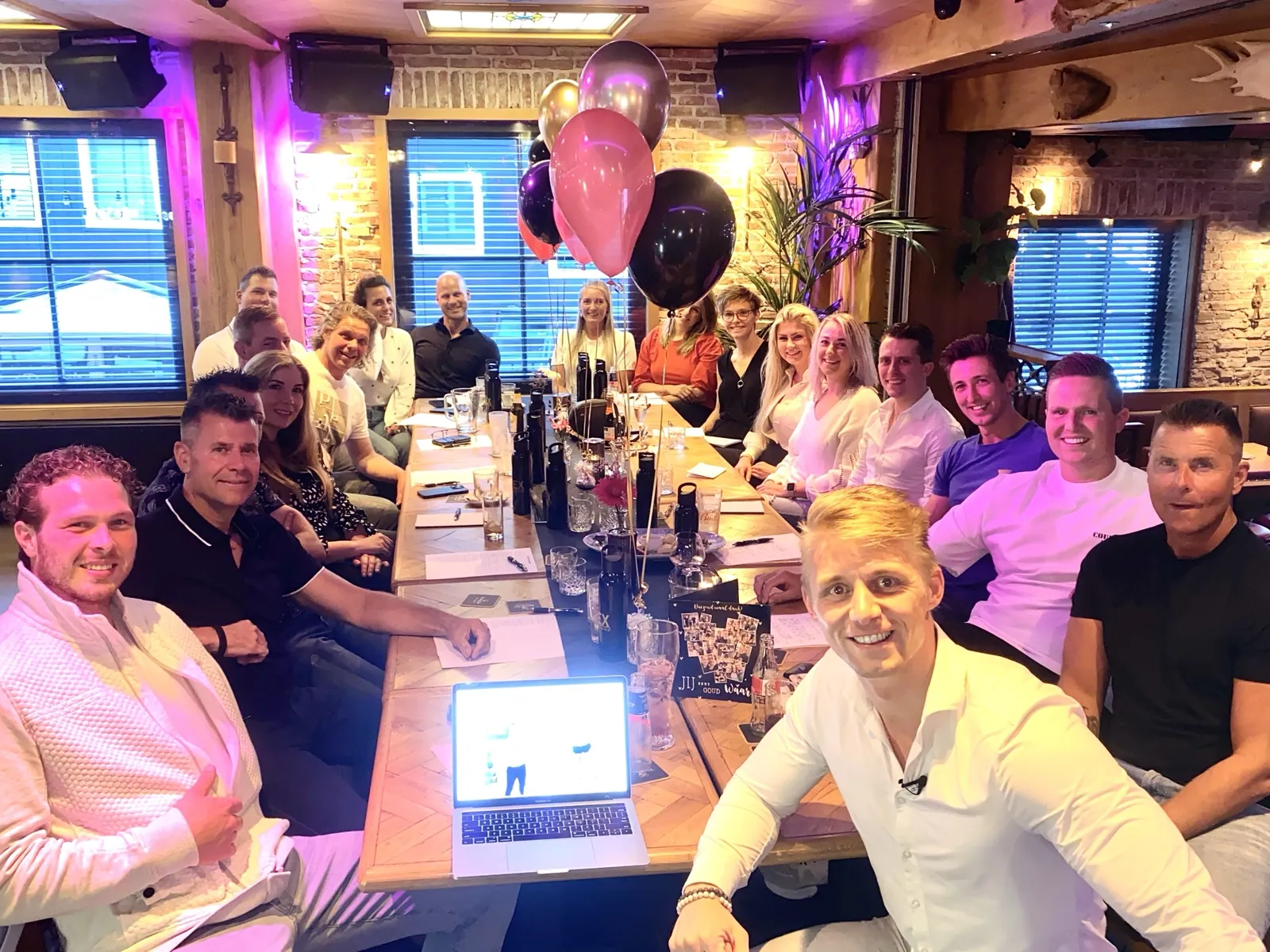 Een groep van de 90 Dagen Challenge samen aan tafel