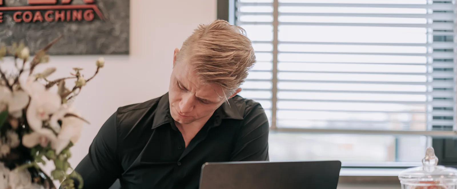 Jeroen Schilder aan het werk achter zijn laptop