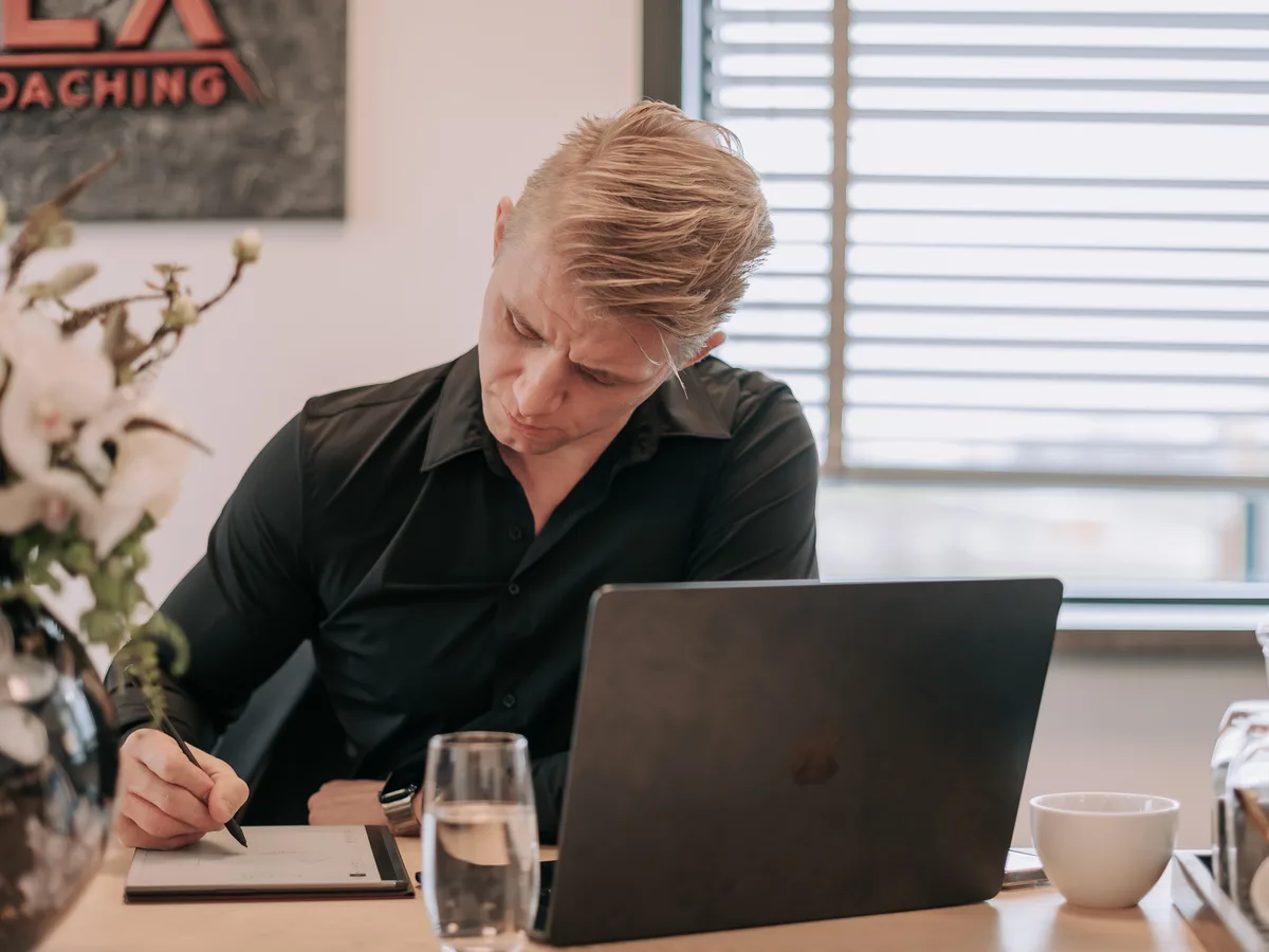 Jeroen Schilder aan het werk achter zijn laptop