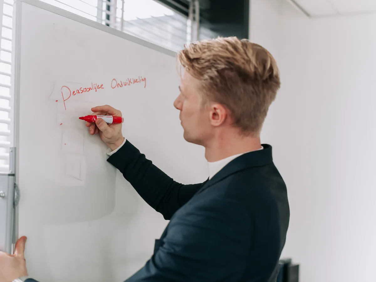 Jeroen Schilder schrijft Persoonlijke ontwikkeling op een whiteboard