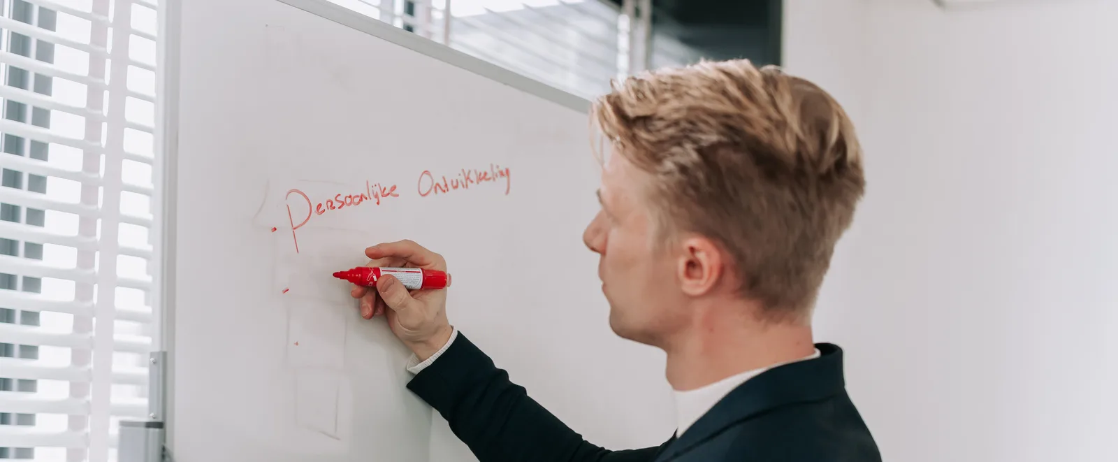 Jeroen Schilder schrijft Persoonlijke ontwikkeling op een whiteboard