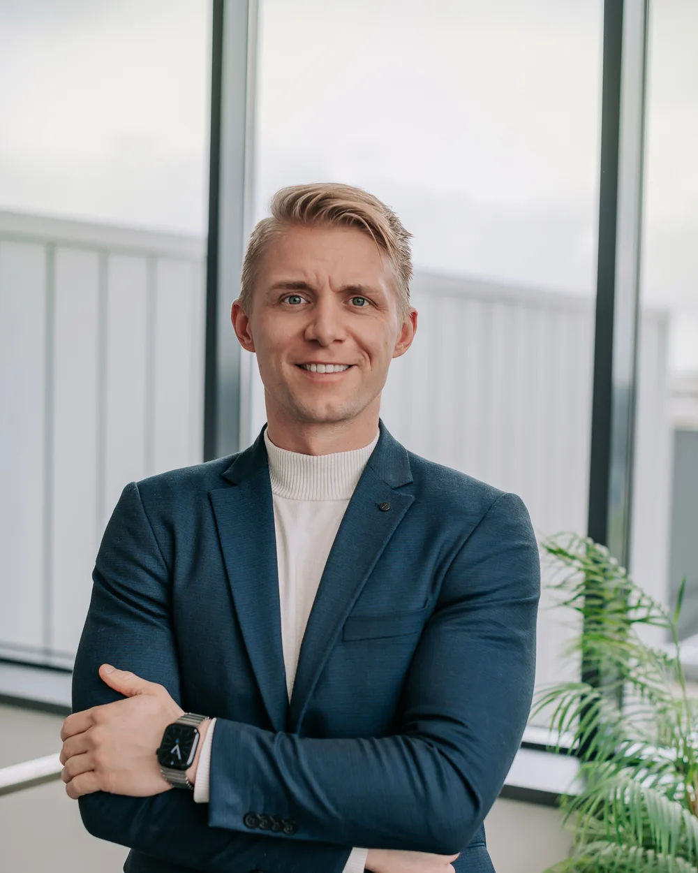 Jeroen Schilder lachend, met de armen over elkaar