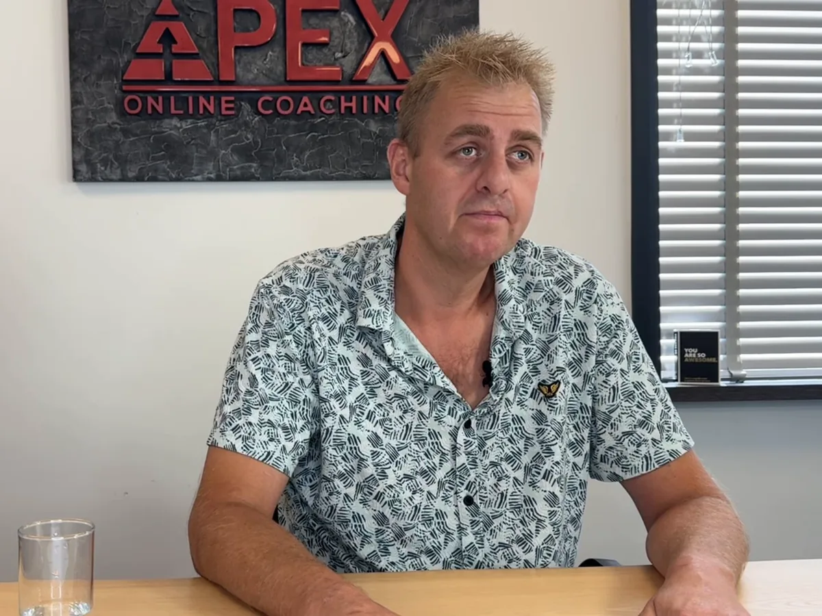 Kees Jonk aan tafel bij Apex Online Coaching
