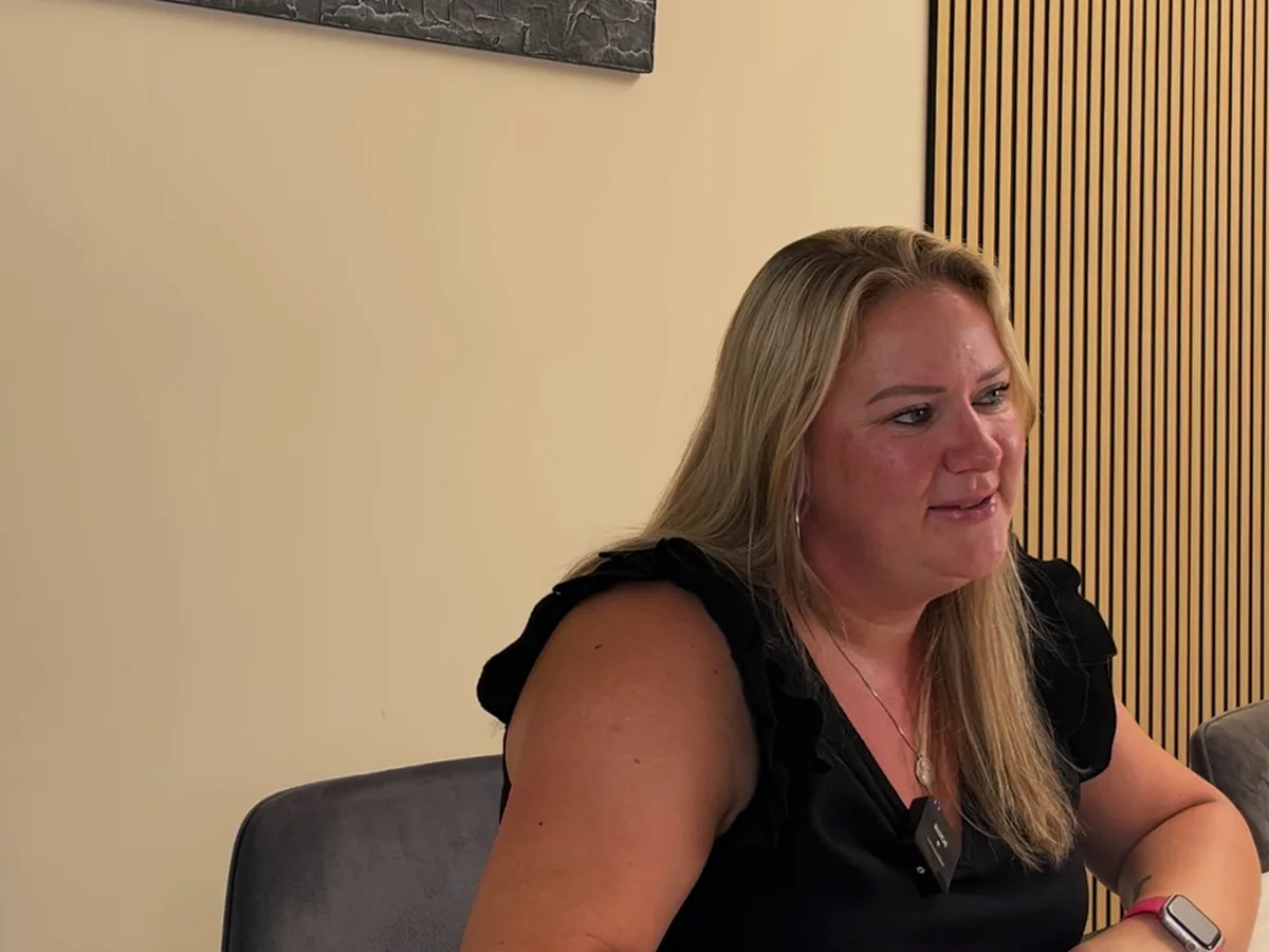 Ramona Stevens-Jongert aan tafel bij Apex Online Coaching